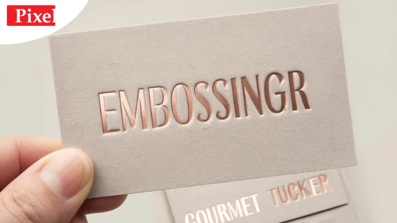 การปั๊มนูนตัวอักษรคำว่า Embossing ด้วยเทคนิคสีโรสโกลด์บนการ์ดเพิ่มความหรูหราและน่าสนใจ